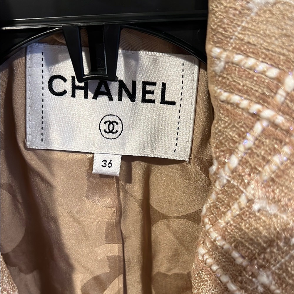 Chanel Women's Beige Checkered Blazer - Picture 2 of 9